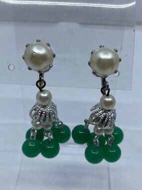 Vtg green glass silver tone Miriam Haskell style dangle screw earrings